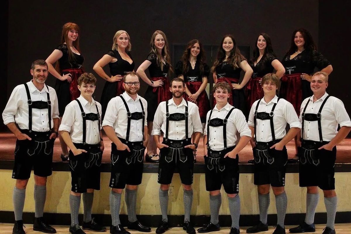 Die Apengele Tanzer dance group in traditional lederhosen and dirndls